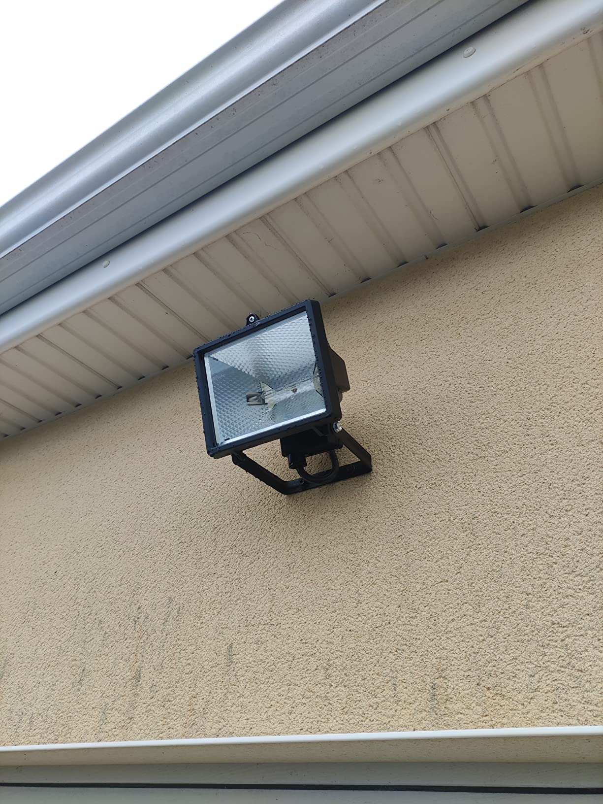 Éclaire super bien la terrasse