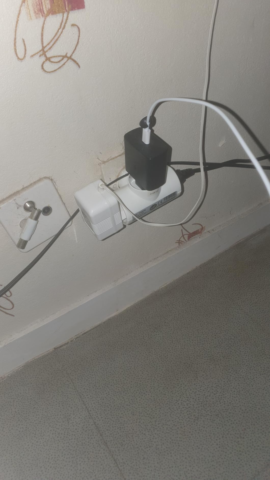 Super pratique derrière le meuble