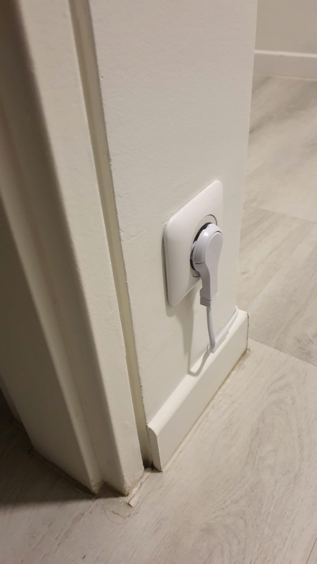 Enfin derrière le lit !